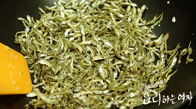 Stir-fry in garlic oil — step photo 2