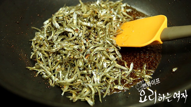 Stir-fry in soy sauce seasoning — step photo 2