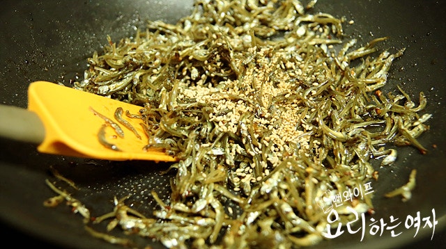 Stir-fry in soy sauce seasoning — step photo 1