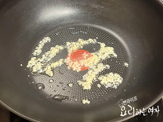 にんにく油で炒める — 手順の写真 1