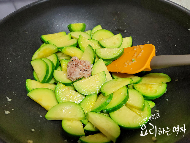 アミの塩辛で味付けする — 手順の写真 1