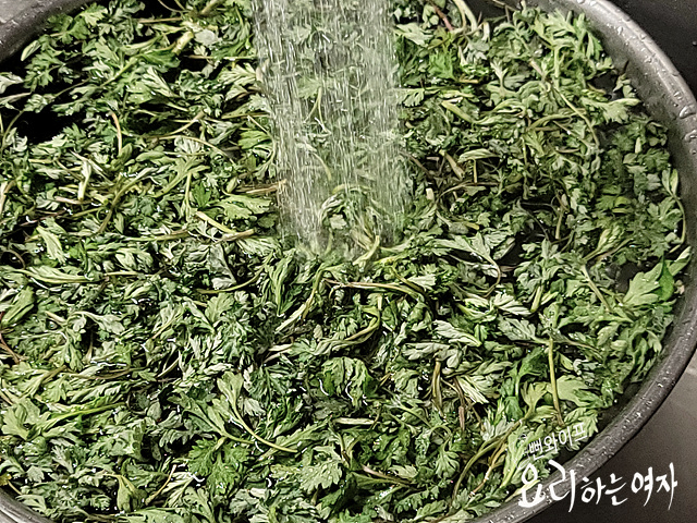 Clean the mugwort — step photo 2