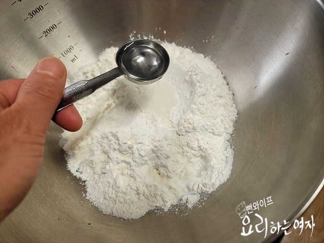 Hydrate the dry-milled rice flour — step photo