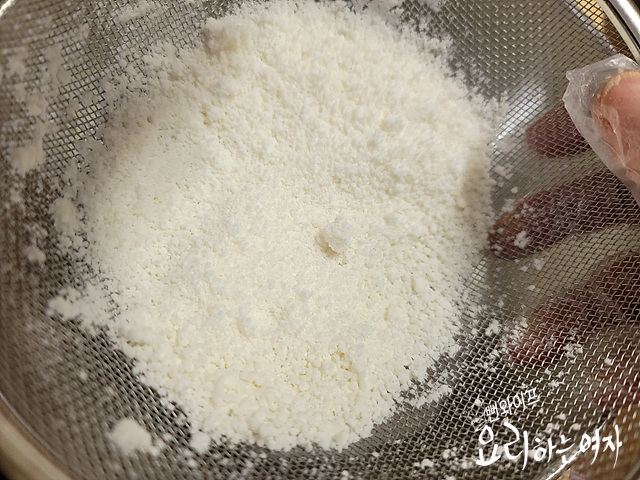 Hydrate the dry-milled rice flour — step photo
