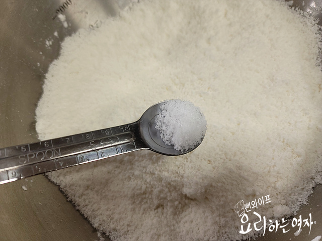 Season the rice flour — step photo 1