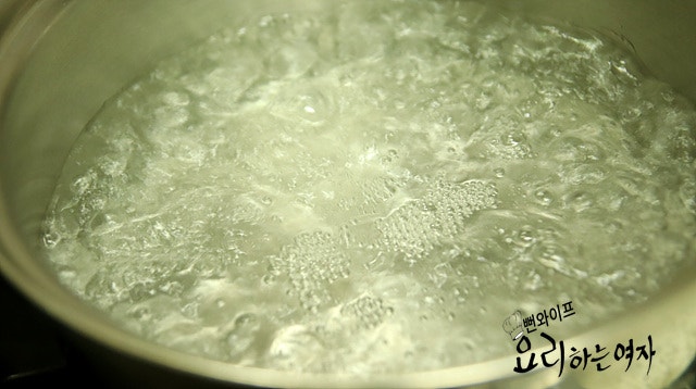 Blanch the soybean sprouts — step photo 1