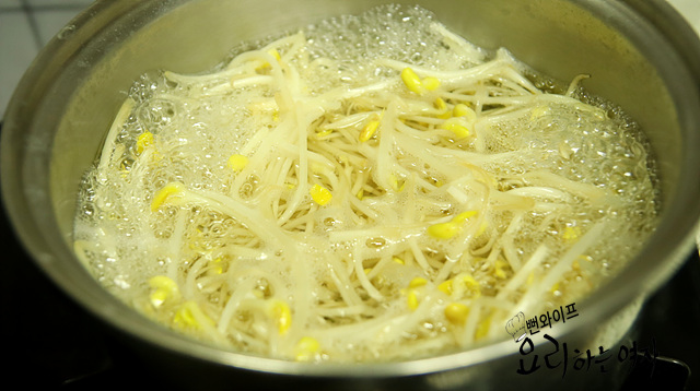 Blanch the soybean sprouts — step photo 1