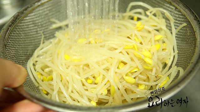 Blanch the soybean sprouts — step photo 2