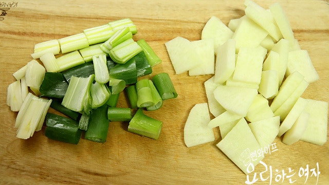 Cut the vegetables and soak the noodles — step photo 1