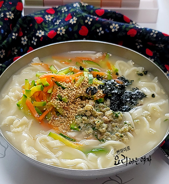 冷凍餃子をのせた牛骨カルグクス（牛骨手打ちうどん）の完成写真