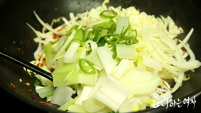 野菜・チャンポンソース・麺を加えて仕上げる — 手順の写真 1