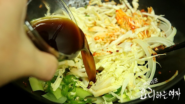 野菜・チャンポンソース・麺を加えて仕上げる — 手順の写真 2