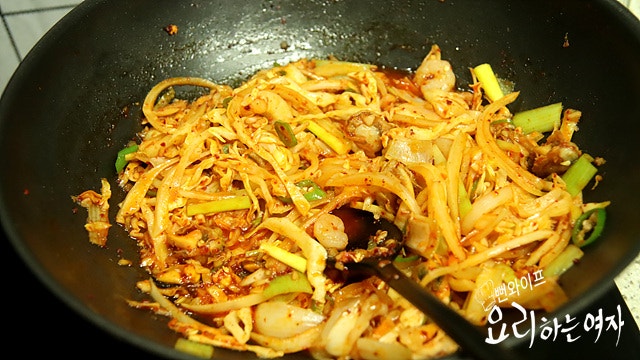 野菜・チャンポンソース・麺を加えて仕上げる — 手順の写真 3