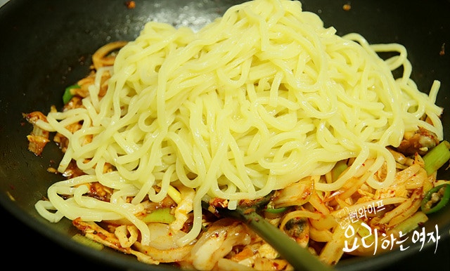 野菜・チャンポンソース・麺を加えて仕上げる — 手順の写真 1