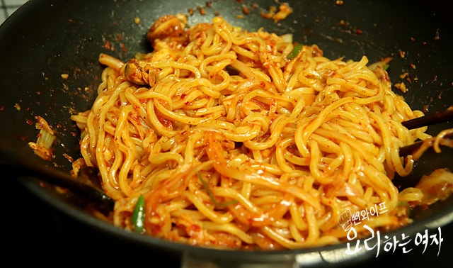 野菜・チャンポンソース・麺を加えて仕上げる — 手順の写真 2