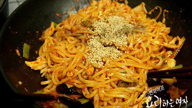 野菜・チャンポンソース・麺を加えて仕上げる — 手順の写真 3