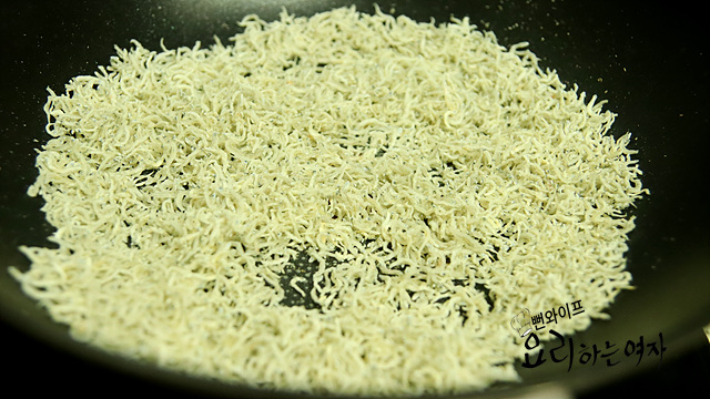 Stir-fry the anchovies — step photo 1