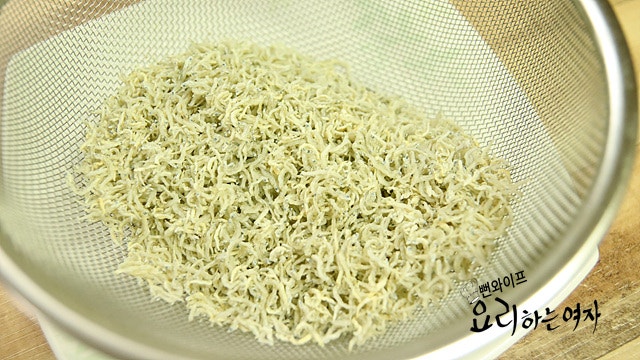 Stir-fry the anchovies — step photo 2