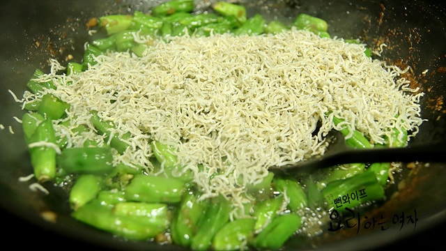 Add the anchovies and finish — step photo