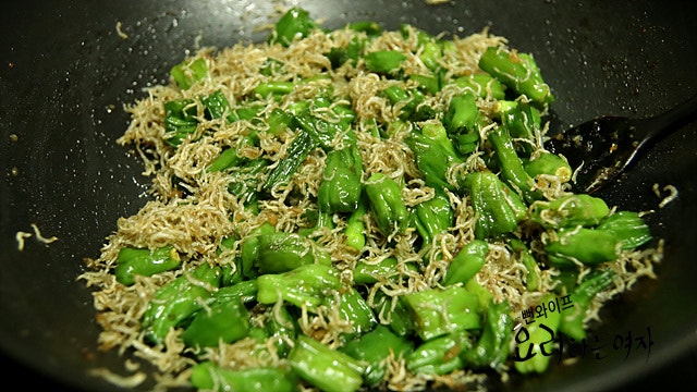 Add the anchovies and finish — step photo 1