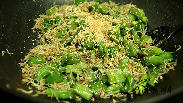 Add the anchovies and finish — step photo 2