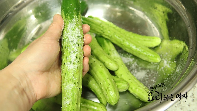 Prepare the cucumbers — step photo 1