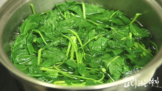 Blanch the shoots — step photo 2