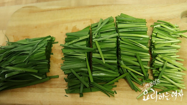Cut the chives and mix the seasoning — step photo 1