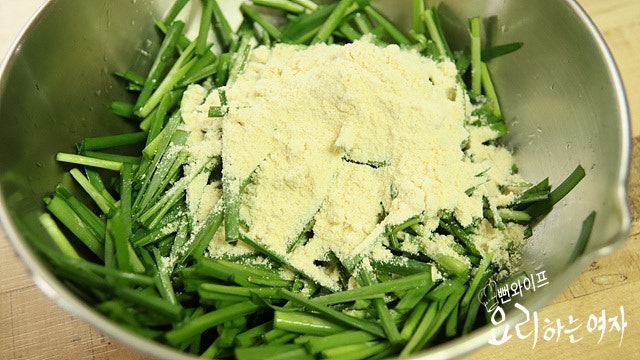 Coat with soybean powder — step photo 1