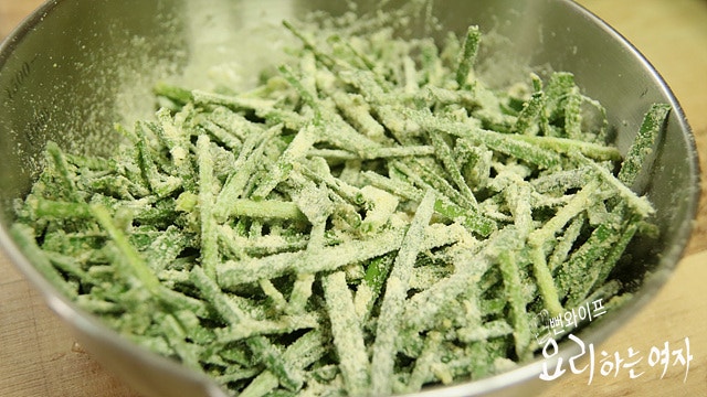 Coat with soybean powder — step photo 2