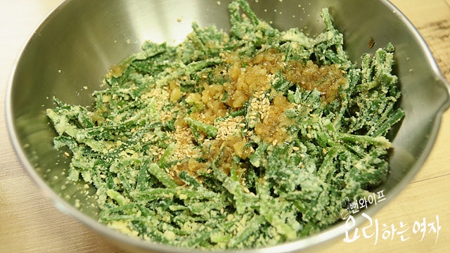 Toss with seasoning — step photo 1