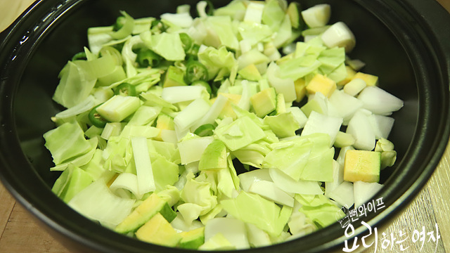 Add ingredients and seasonings to the pot — step photo