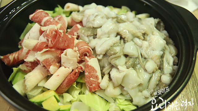 Add ingredients and seasonings to the pot — step photo 1