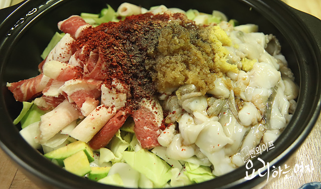Add ingredients and seasonings to the pot — step photo 2