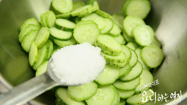 Salt the cucumbers — step photo 1