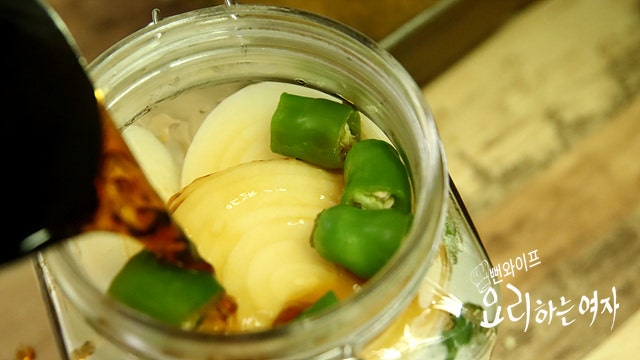 Pour the soy sauce brine — step photo 1