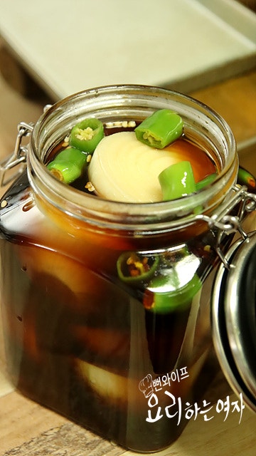 Pour the soy sauce brine — step photo 2
