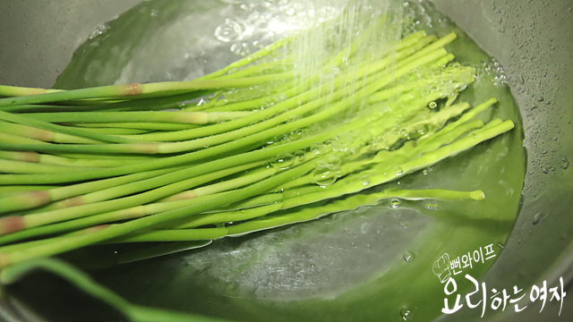 Trim the garlic scapes — step photo