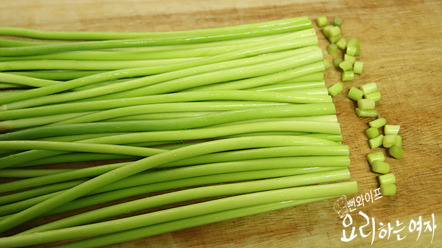 Trim the garlic scapes — step photo 1