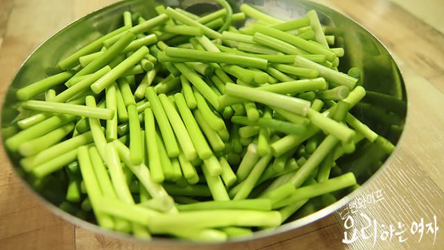 Trim the garlic scapes — step photo