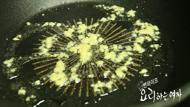 Stir-fry ingredients in garlic oil — step photo