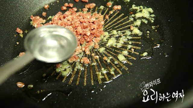 Stir-fry ingredients in garlic oil — step photo 1