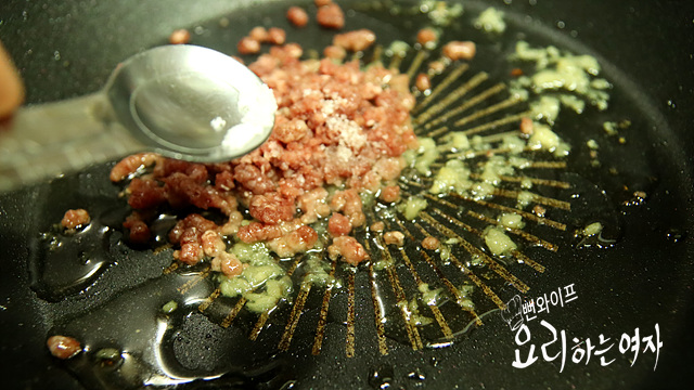 Stir-fry ingredients in garlic oil — step photo 2