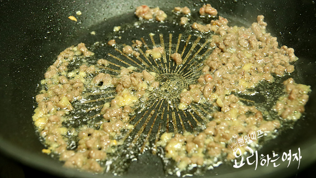 Stir-fry ingredients in garlic oil — step photo 1