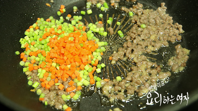 Stir-fry ingredients in garlic oil — step photo 2