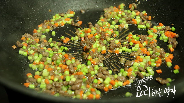Stir-fry the rice — step photo 1