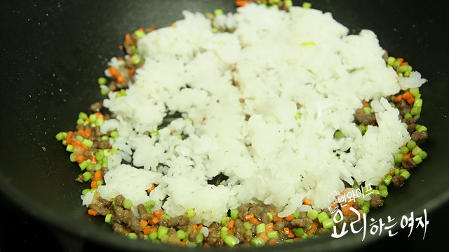 Stir-fry the rice — step photo 2