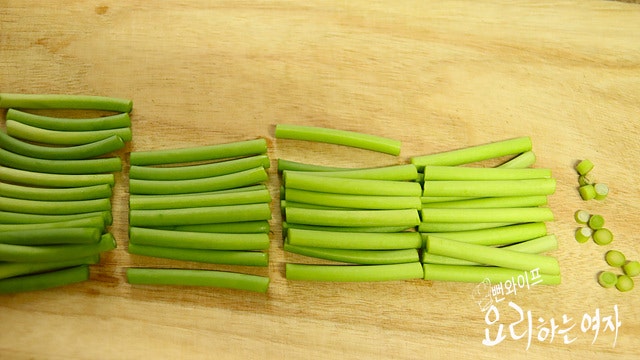 Cut the garlic scapes — step photo 1