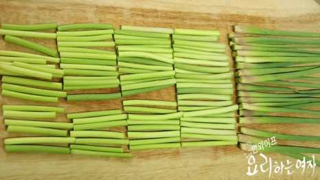 Cut the garlic scapes — step photo 2