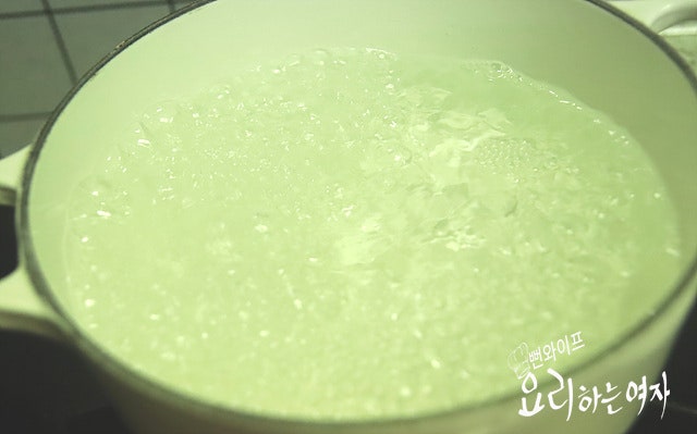 Blanch the garlic scapes — step photo 2